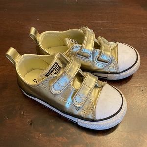 Todd’ler Size 8 gold metallic Converse